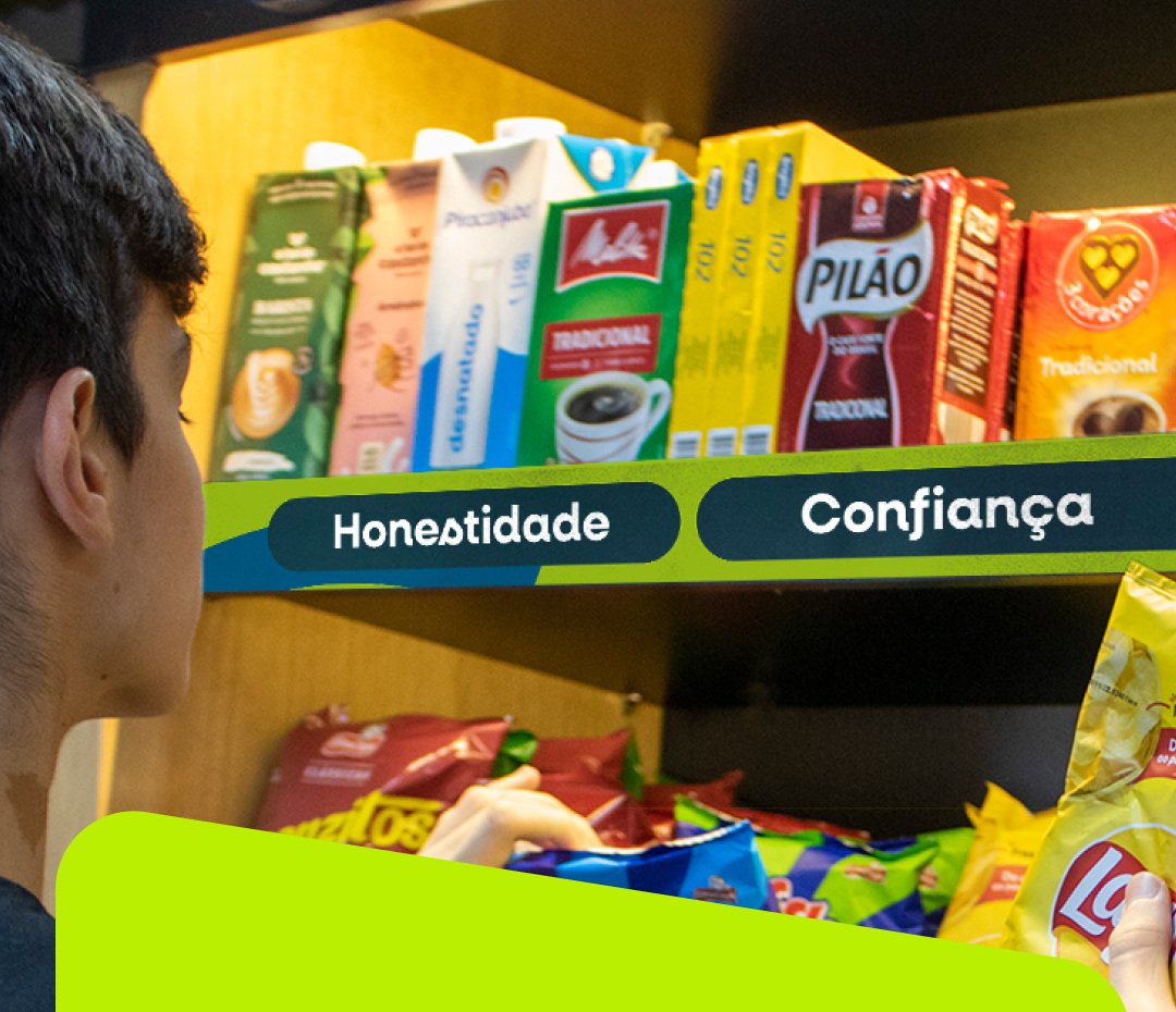 Cliente escolhendo produtos no mercado Vizin